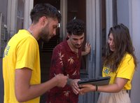 Deux dialogueurs discutent avec un homme