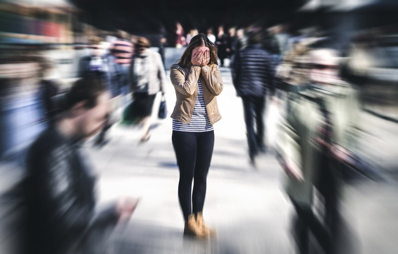 Femme se tenant la tête entre les mains