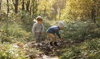 Deux enfants jouent dans la forêt