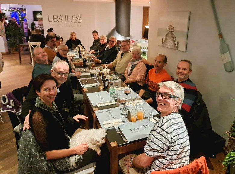Groupe de personnes assises autour d'une table
