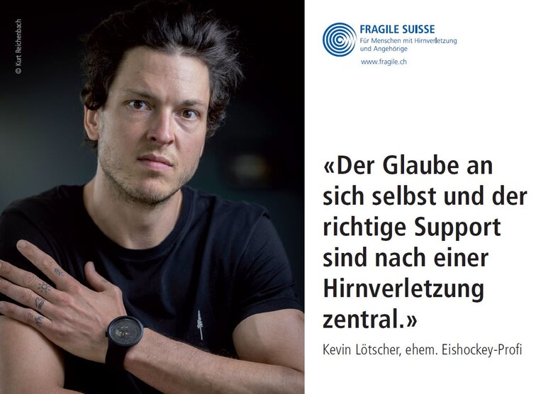 Kevin Lötscher Portraitbild von Kevin Lötscher, der ernst in die Kamera blickt. rechts davon ist ein Zitat auf weissem Hintergrund: "Der Glaube an sich selbst und der richtige Support sind nach einer Hirnverletzung zentral." Kevin Lötscher, ehem. Eishockey-Profi