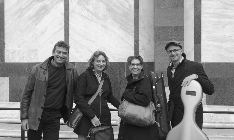 Benefizkonzert FRAGILE Basel Ensemble "mit vier": zwei Männer und zwei Frauen mit ihren Musikinstrumenten vor einem Gebäude