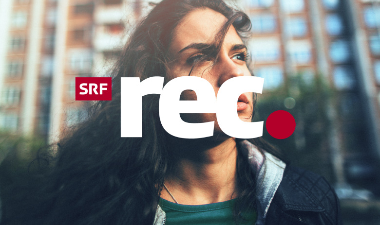 SRF rec. Logo von SRF «rec.» mit einer Frau im Hintergrund, die in die Ferne blickt.
