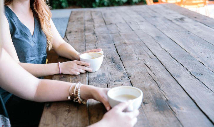 Tipps für die Leserschaft Zwei Personen beim Kaffee trinken.