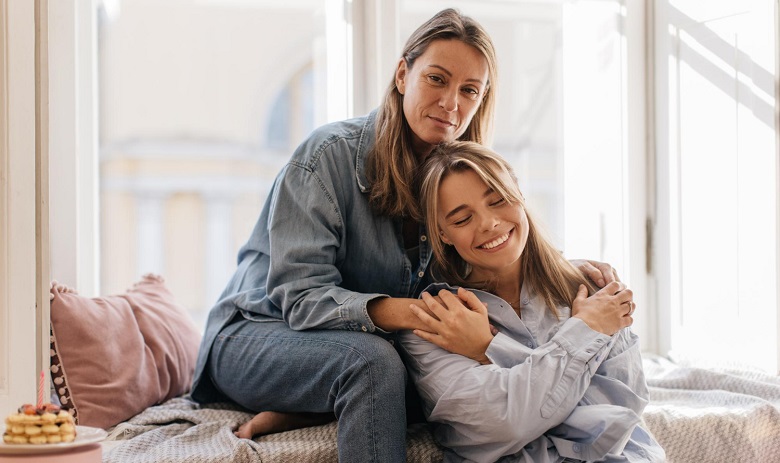 Parent Une mère serre sa fille dans ses bras