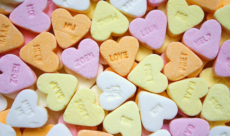 Bonbons colorés en forme de coeurs