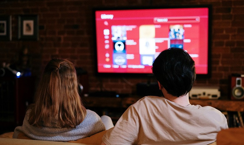 Deux personnes regardent un écran de télévision