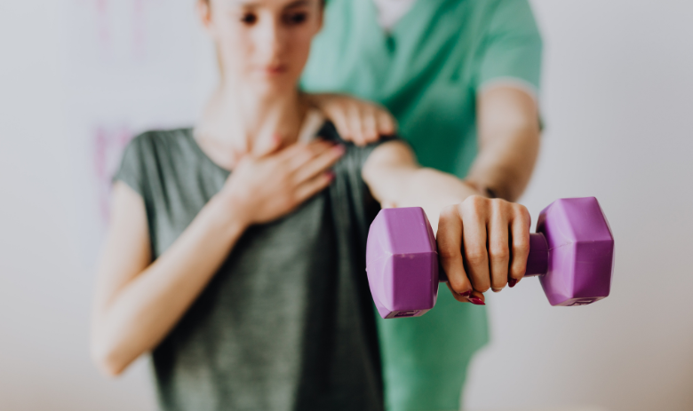 Schlaganfallstudie Eine Frau macht Physiotherapie
